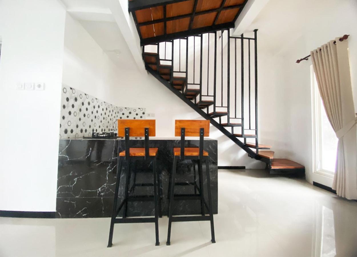 Villa Royal Arois Syariah Dekat Jatim Park 3 Tlekung Exterior photo