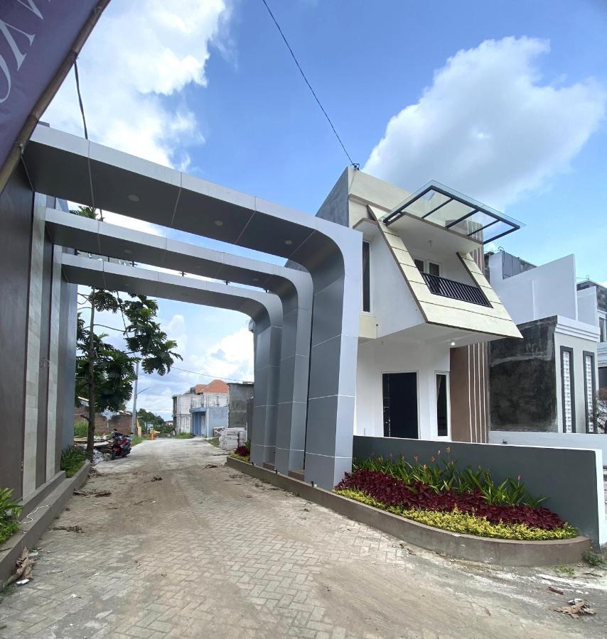 Villa Royal Arois Syariah Dekat Jatim Park 3 Tlekung Exterior photo